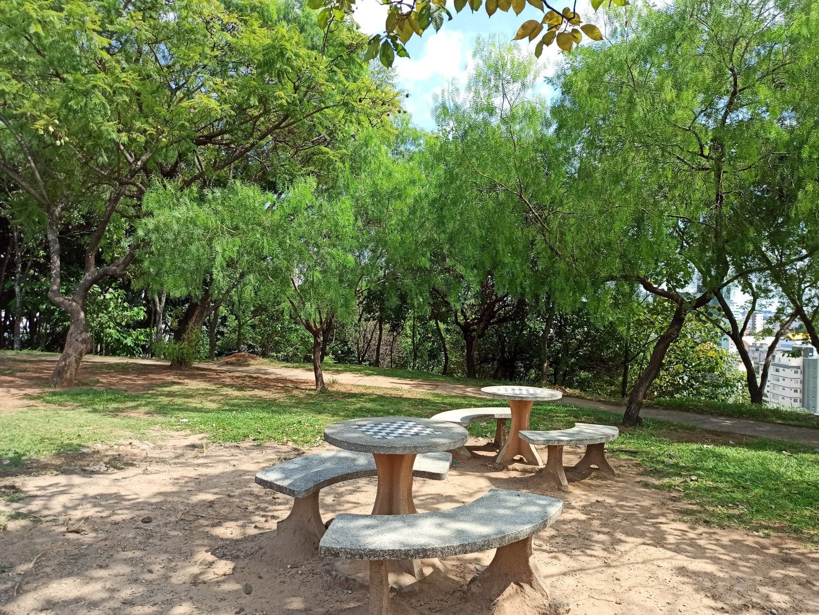 Sua localização oferece uma vista panorâmica da cidade, sendo um local perfeito para quem deseja praticar exercícios ao ar livre, relaxar ou até jogar mesas de jogos disponíveis no parque. O Morro do Bolo, com sua altimetria, também oferece um espaço para quem gosta de aventura e de estar mais perto da natureza-Reprodução/Suziane Brugnara