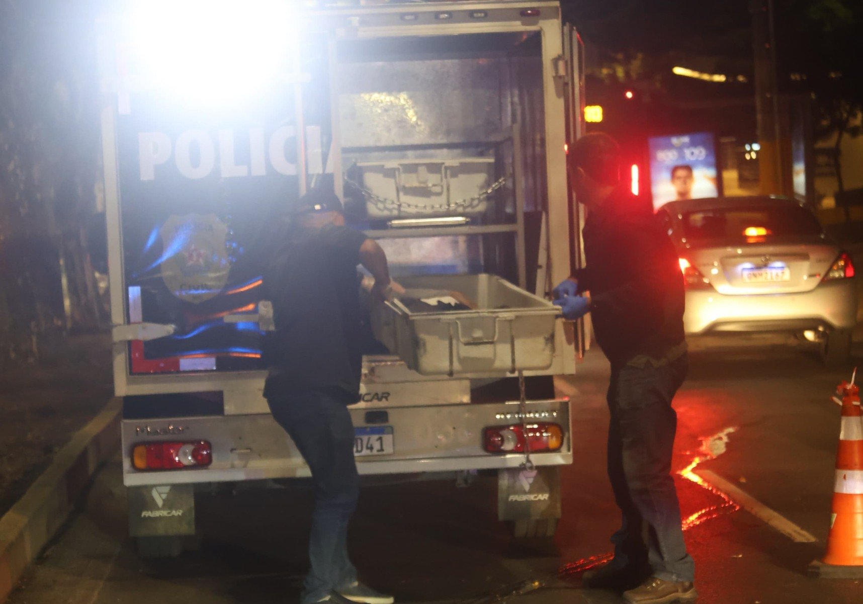 Corpo do ciclista foi recolhido pelo rabecão da Polícia Civil-Marcos Vieira/EM/DA. Press