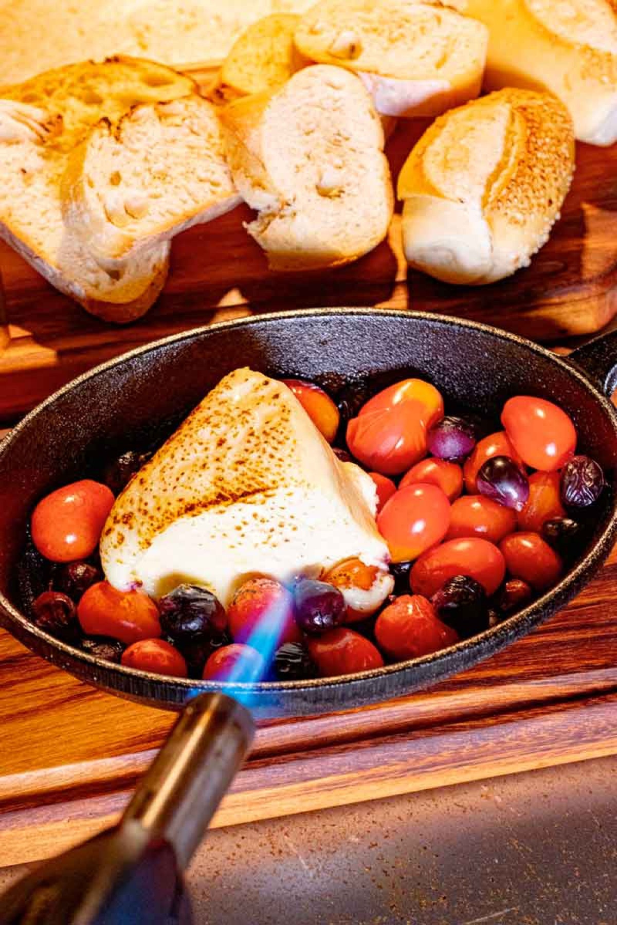 Panelinha de queijo  canastra assadocom tomatinhos  e uvas do Bebedouro bar e fogo
