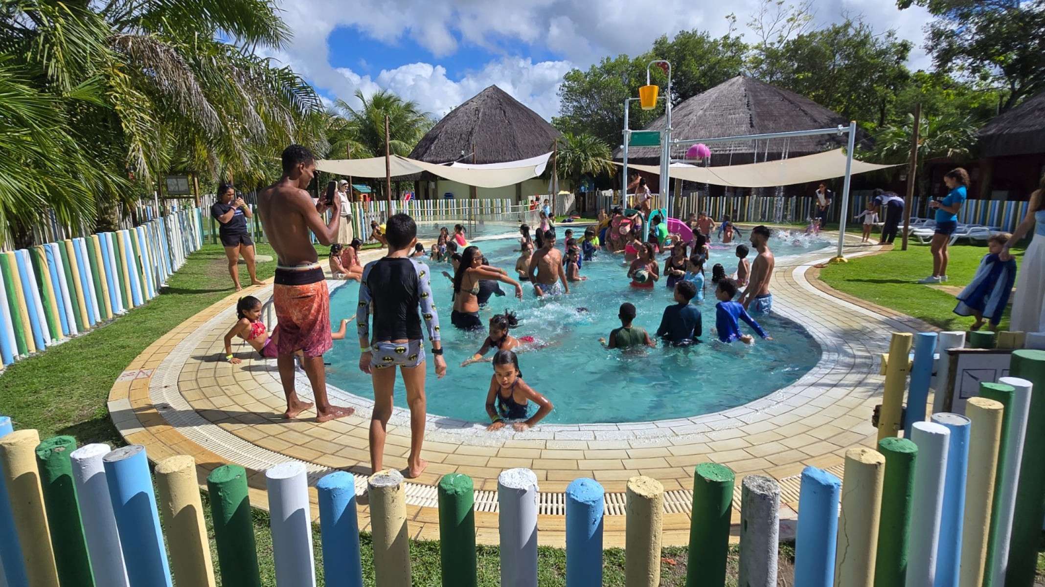 Uma vez por ano, o resort oferece um dia de lazer completo para crianças carentes da região-Carlos Altman/EM