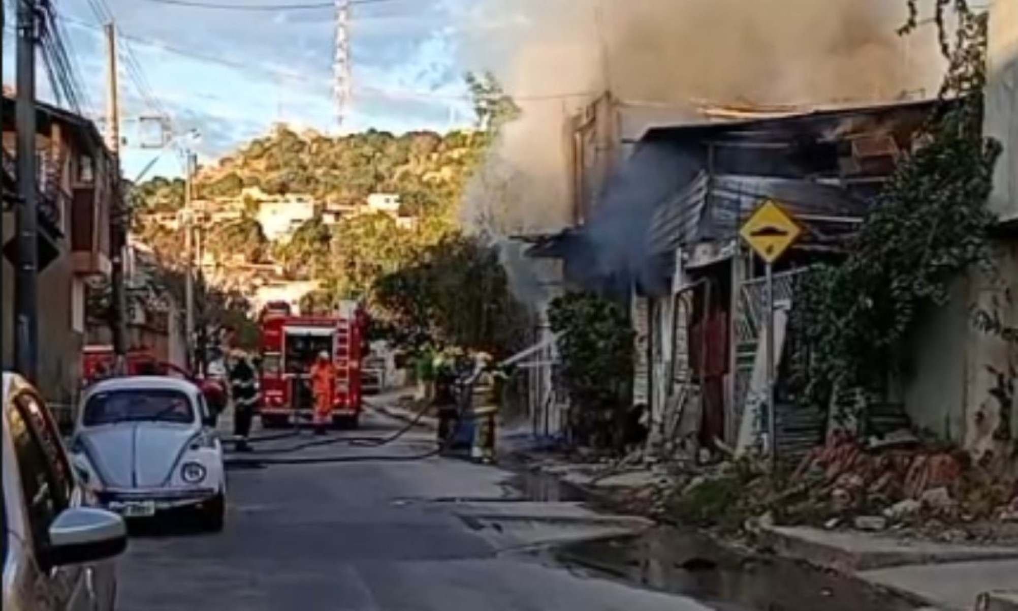 Vizinhos relataram que a casa tinha bastante isopor, material conhecido por característica inflamável-Divulgação/Corpo de Bombeiros