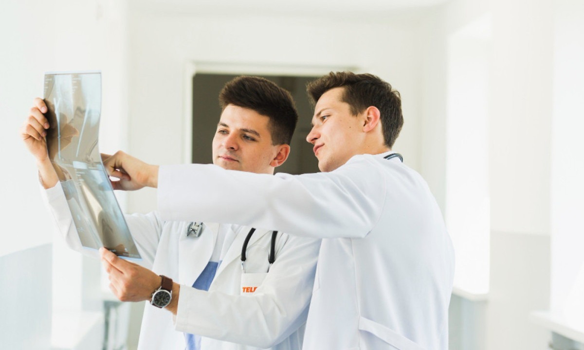 É comum que o paciente veja o ortopedista como o profissional responsável pelo diagnóstico, pelas cirurgias ou pelas infiltrações, enquanto o fisioterapeuta é aquele que o acompanha nas sessões de reabilitação - (crédito: Freepik) É comum que o paciente veja o ortopedista como o profissional responsável pelo diagnóstico, pelas cirurgias ou pelas infiltrações, enquanto o fisioterapeuta é aquele que o acompanha nas sessões de reabilitação - (crédito: Freepik)