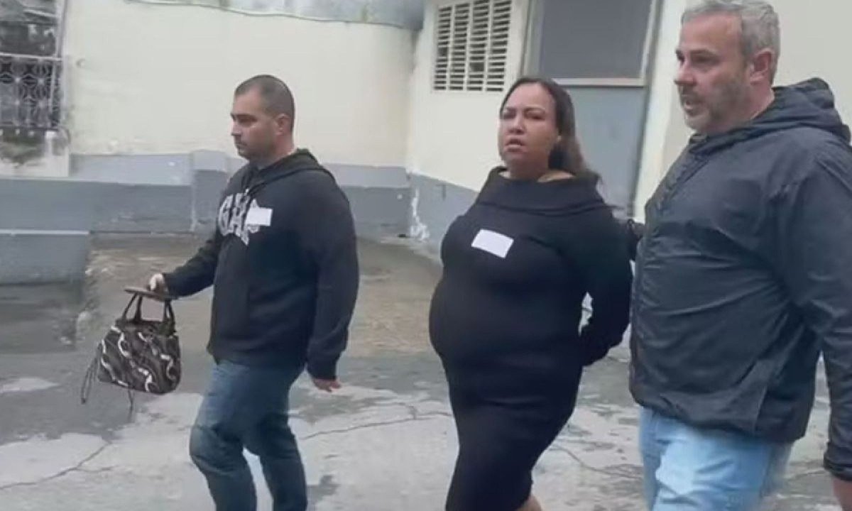 Servidora da Receita foi conduzida por policiais a uma delegacia de polícia -  (crédito: Reprodução/TV/Globo)