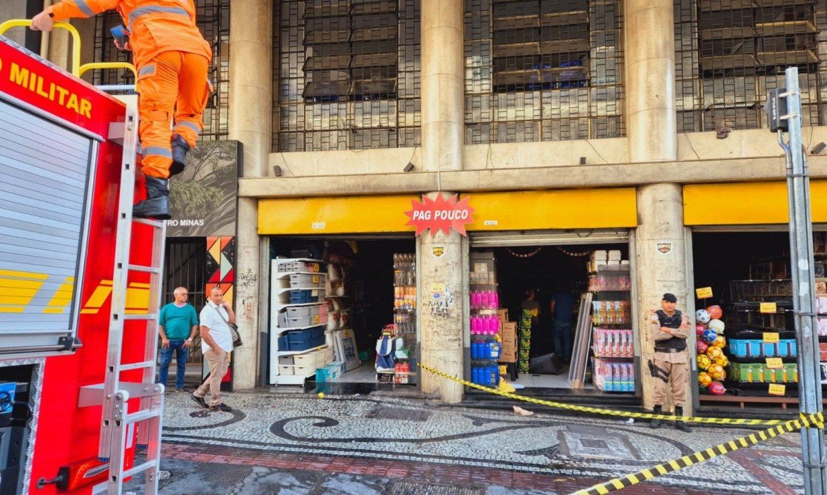 Corpo de Bombeiros foi acionado na altura do número 322 da Avenida Amazonas para controlar incêndio -  (crédito: Jair Amaral/EM/DA Press)