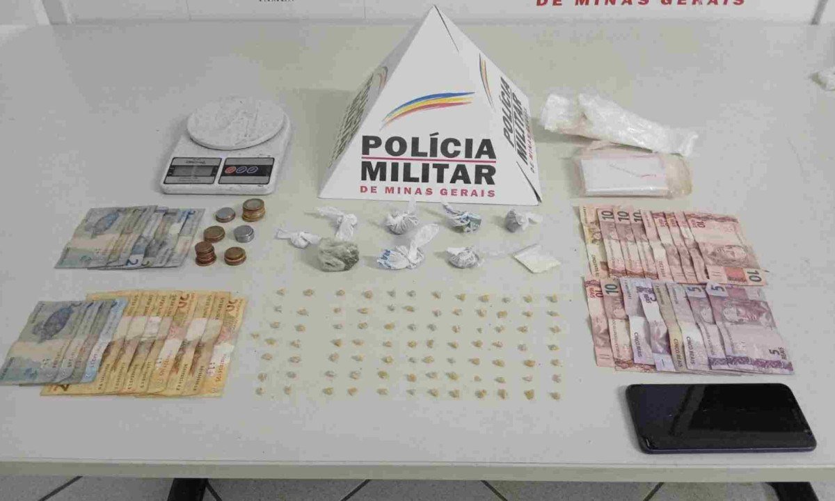 PM localizou pedras de crack em copa de coqueiro e porções de maconha em imóvel abandonado -  (crédito: PMMG/Divulgação)