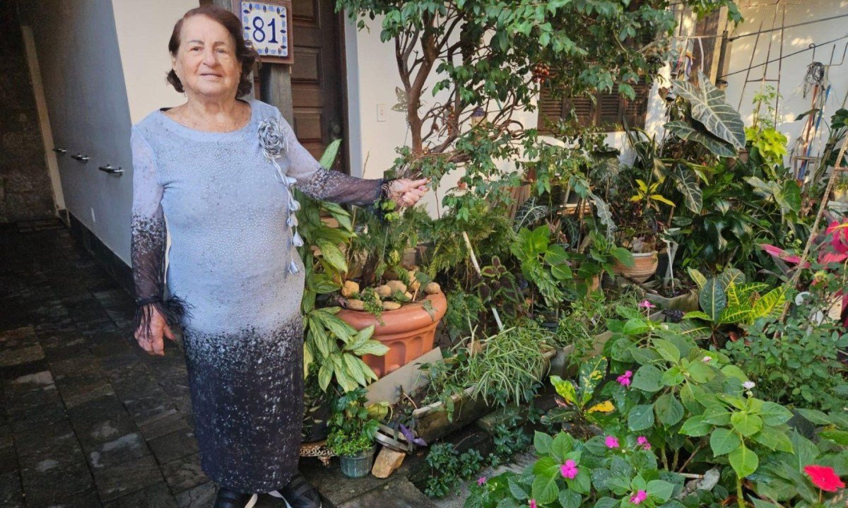 Desde pequena, Maria de Lourdes gosta de jardinagem. Ela sempre colhe mudas para plantar em casa -  (crédito: Arquivo pessoal)