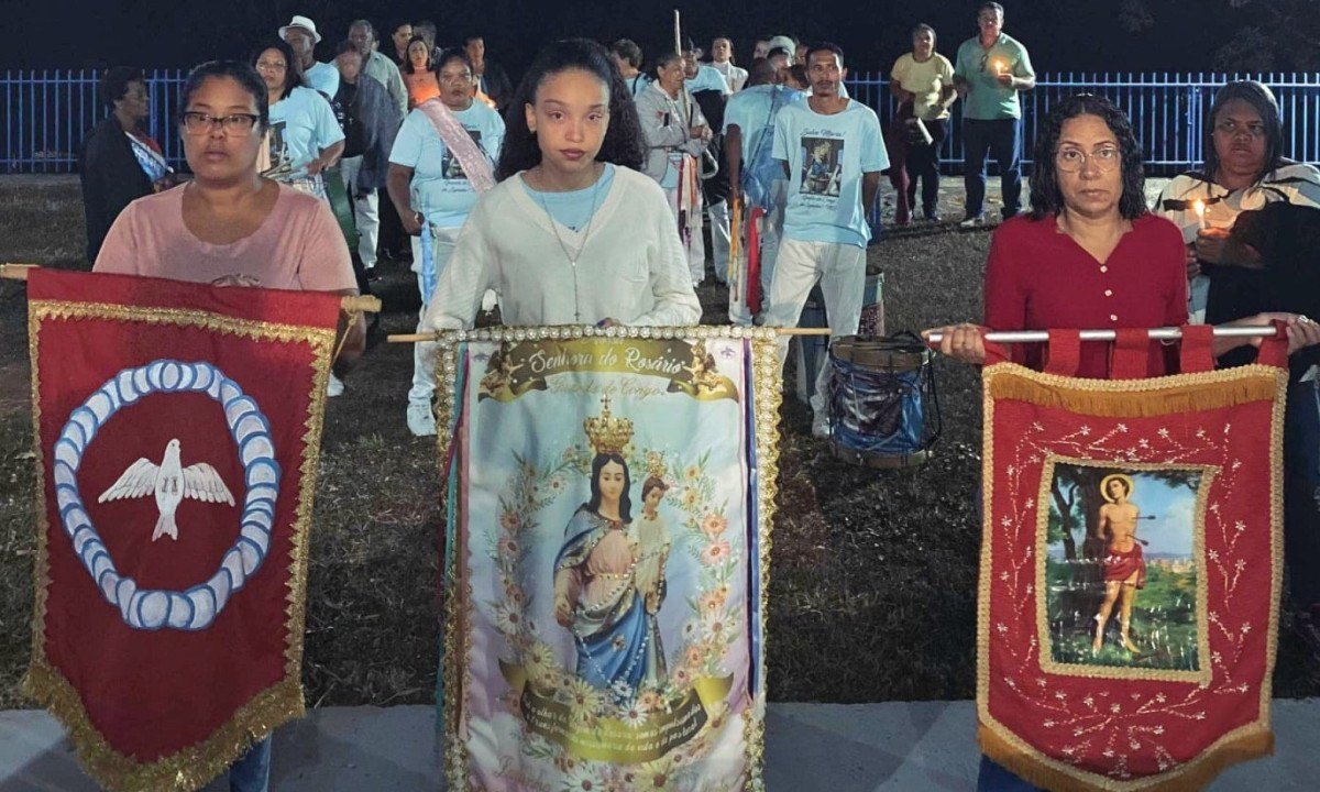 Cortejo pela Lapinha contou com fiéis carregando as bandeiras do Divino, de N.S. do Rosário e de São Sebastião -  (crédito: Festa do Divino/Divulgação)