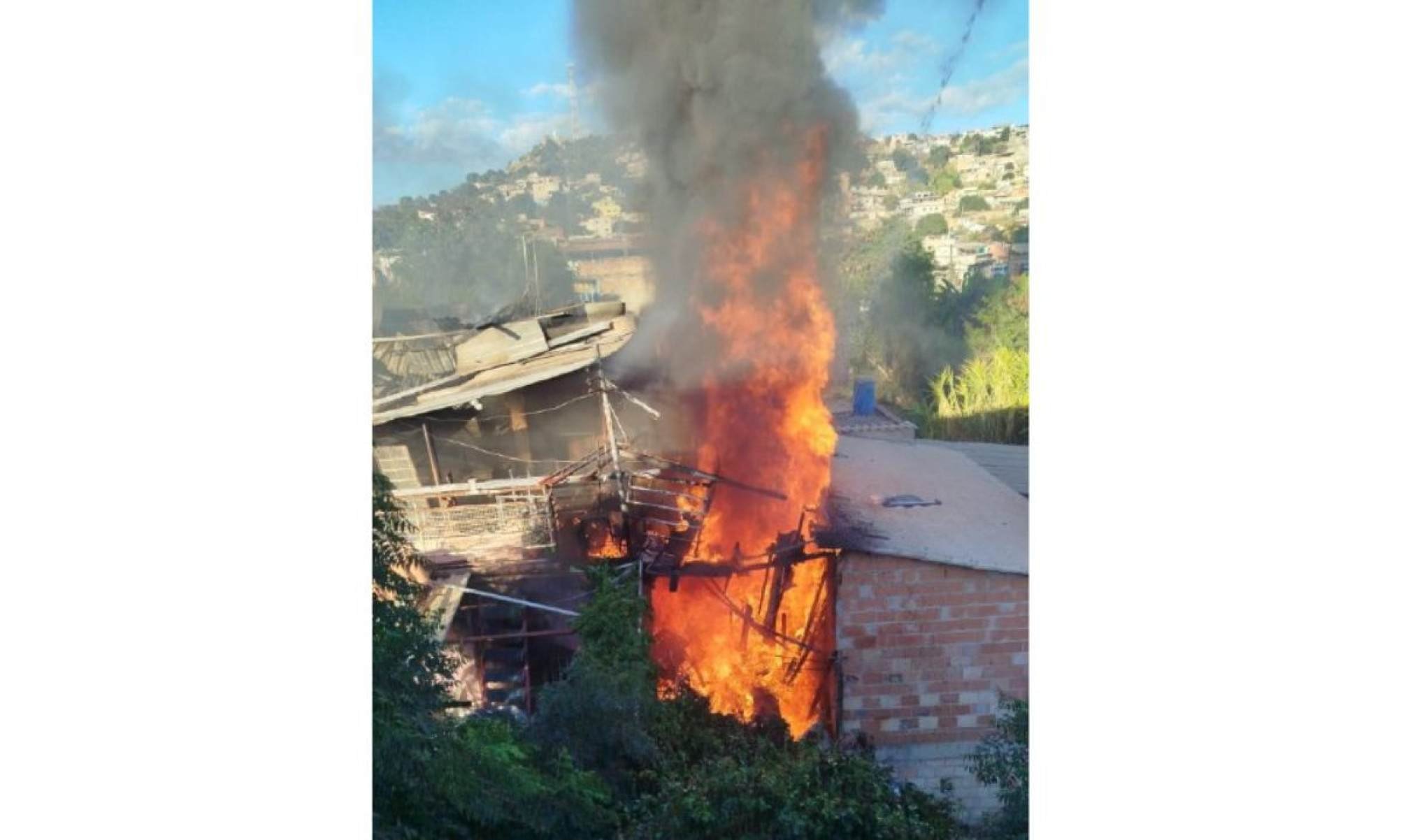 As chamas altas puderam ser vistas de imóveis vizinhos-Divulgação/Corpo de Bombeiros