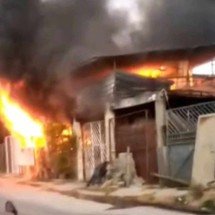Veja fotos do incêndio que atingiu casa em Ribeirão das Neves - Divulgação/Bombeiros