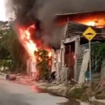 Incêndio atinge casa em Ribeirão das Neves - Divulgação/Corpo de Bombeiros