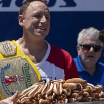 Homem come 70 cachorros-quentes em 10 minutos; quais são os riscos? - AP Photo/Yuki Iwamura