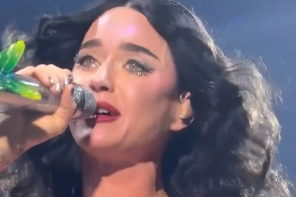 Katy Perry chora durante show dias após separação do ator Orlando Bloom - Reprodução/TikTok