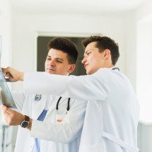 A importância do trabalho multidisciplinar entre ortopedia e fisioterapia - Freepik