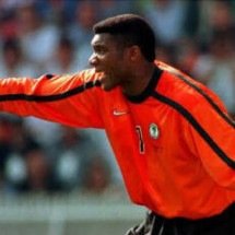 Morre Peter Rufai, goleiro que disputou as Copas do Mundo de 1994 e 1998 - No Ataque Internacional
