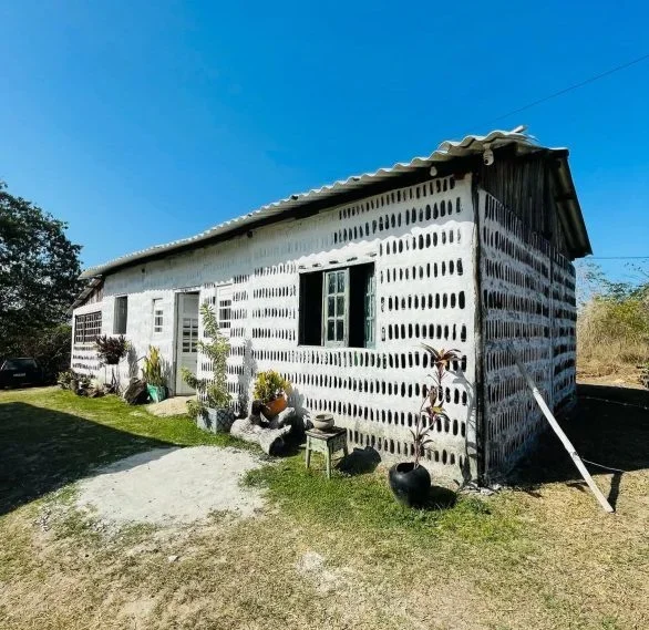 Casa inusitada foi erguida com 8 mil garrafas de vidro - Reprodução/@casadesal.eco