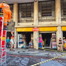 Corpo de Bombeiros foi acionado na altura do número 322 da Avenida Amazonas para controlar incêndio -  (crédito: Jair Amaral/EM/DA Press)