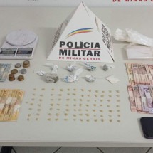 Jovens escondem pedras de crack em folhas de coqueiro e são presos - PMMG/Divulgação