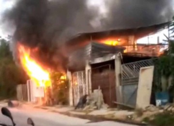 Três viaturas do Corpo de Bombeiros atuam no incêndio -  (crédito: Divulgação/Bombeiros)