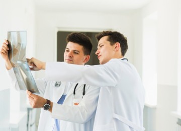 É comum que o paciente veja o ortopedista como o profissional responsável pelo diagnóstico, pelas cirurgias ou pelas infiltrações, enquanto o fisioterapeuta é aquele que o acompanha nas sessões de reabilitação -  (crédito: Freepik)