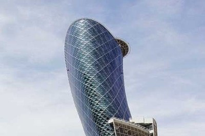 Abu Dhabi, capital dos Emirados Árabes Unidos, é uma cidade que surpreende por seus contrastes. Em meio ao deserto e ao calor intenso, ergue-se uma metrópole moderna, sofisticada e cheia de ambições culturais, tecnológicas e arquitetônicas.  -  (crédito: FritzDaCat/Wikimédia Commons)