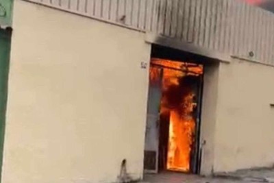 A empresa afetada trabalha majoritariamente com a produção de móveis de madeira, o que pode ter contribuído para a rápida propagação do fogo -  (crédito: Corpo de Bombeiros (CBMMG) / Divulgação)