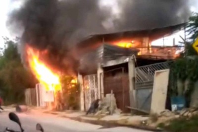 Três viaturas do Corpo de Bombeiros atuam no incêndio -  (crédito: Divulgação/Bombeiros)