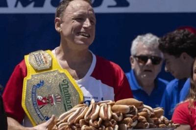 Joey Chestnut já comeu 76 cachorros-quente em 10 minutos -  (crédito: AP Photo/Yuki Iwamura)