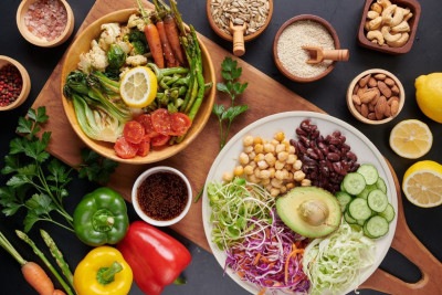 Coloridas, nutritivas e 100% vegetais: receitas como hambúrguer de grão-de-bico, ceviche de cogumelos e pudim de chia conquistam cada vez mais espaço no prato dos brasileiros. -  (crédito: Freepik)