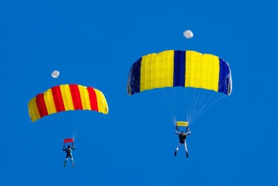 No turismo de aventura, o salto de paraquedas está entre as atividades mais requisitadas -  (crédito: Freepik)