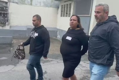 Servidora da Receita foi conduzida por policiais a uma delegacia de polícia -  (crédito: Reprodução/TV/Globo)