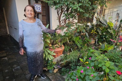 Desde pequena, Maria de Lourdes gosta de jardinagem. Ela sempre colhe mudas para plantar em casa -  (crédito: Arquivo pessoal)
