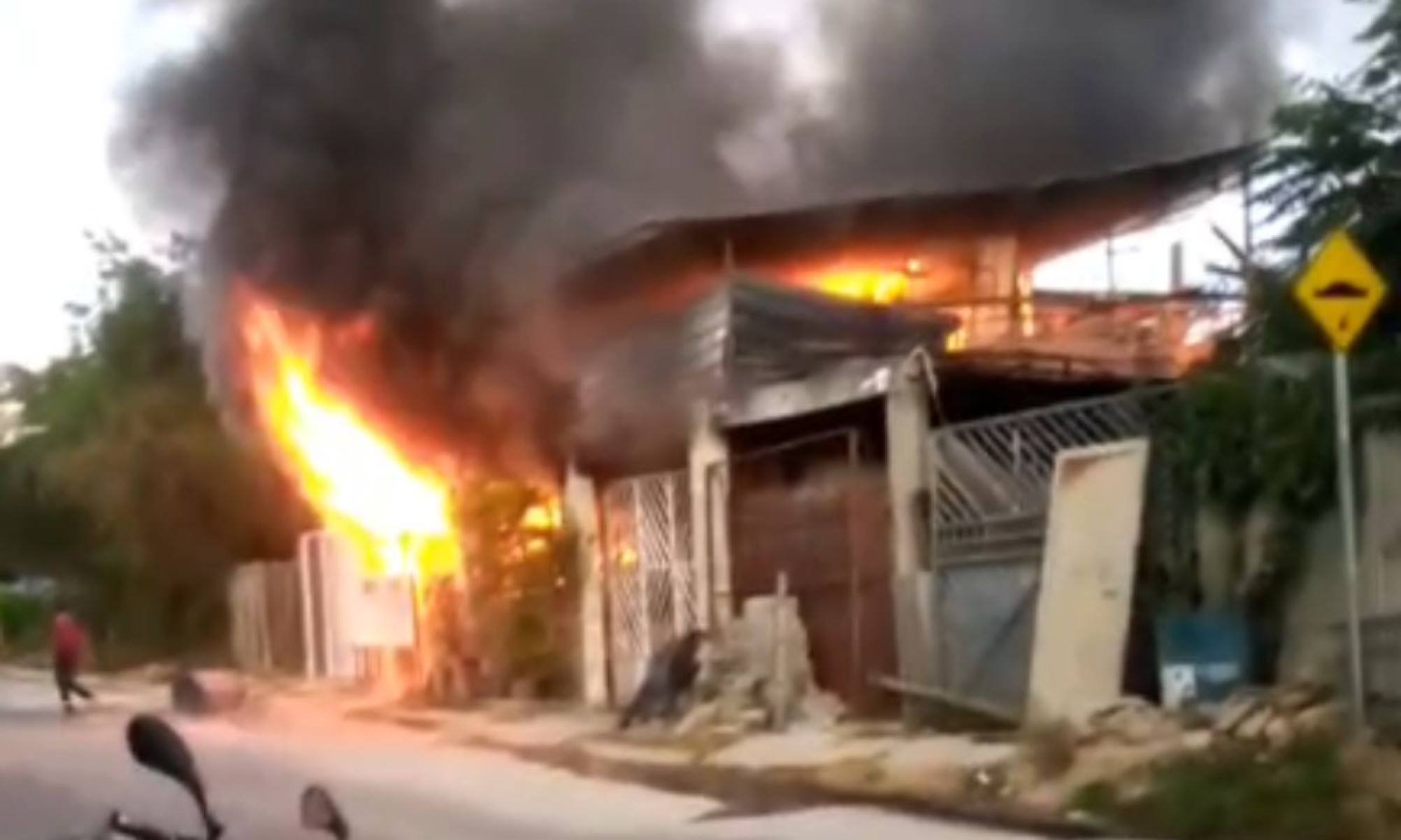 Três viaturas do Corpo de Bombeiros atuam no incêndio-Divulgação/Bombeiros