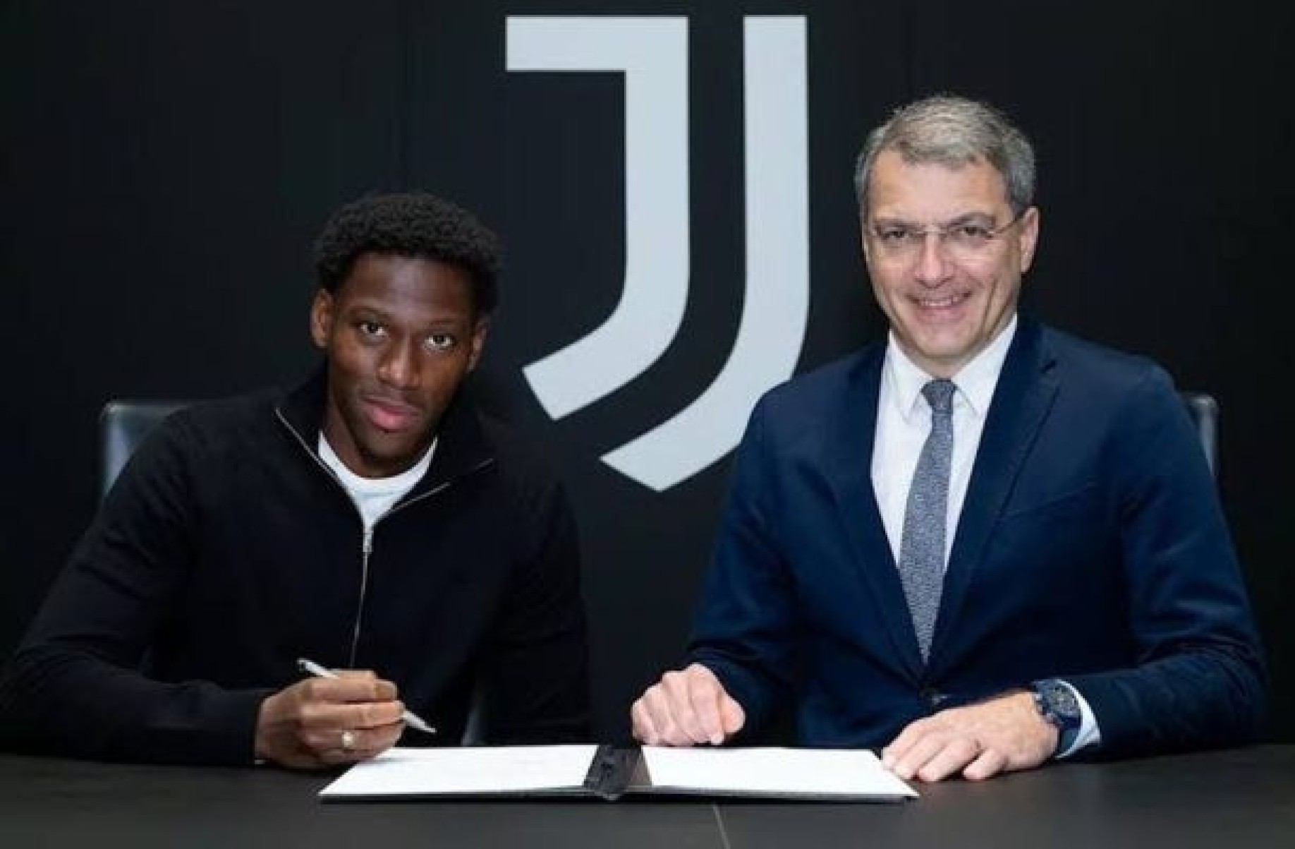 Juventus anuncia Jonathan David como novo reforço até 2030
