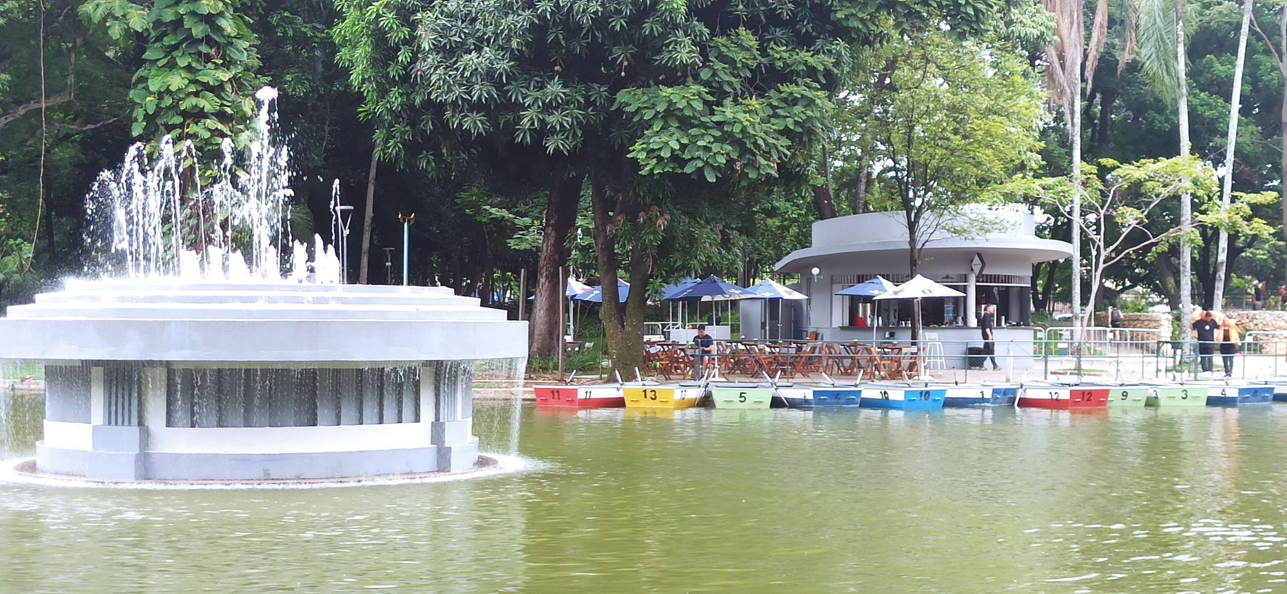 O parque oferece diversas atrações, como lagos, áreas de descanso, playgrounds e um pequeno parque de diversões. Além disso, abriga o Teatro Francisco Nunes e faz parte dos fundos do Palácio das Artes-Reprodução/Suziane Brugnara