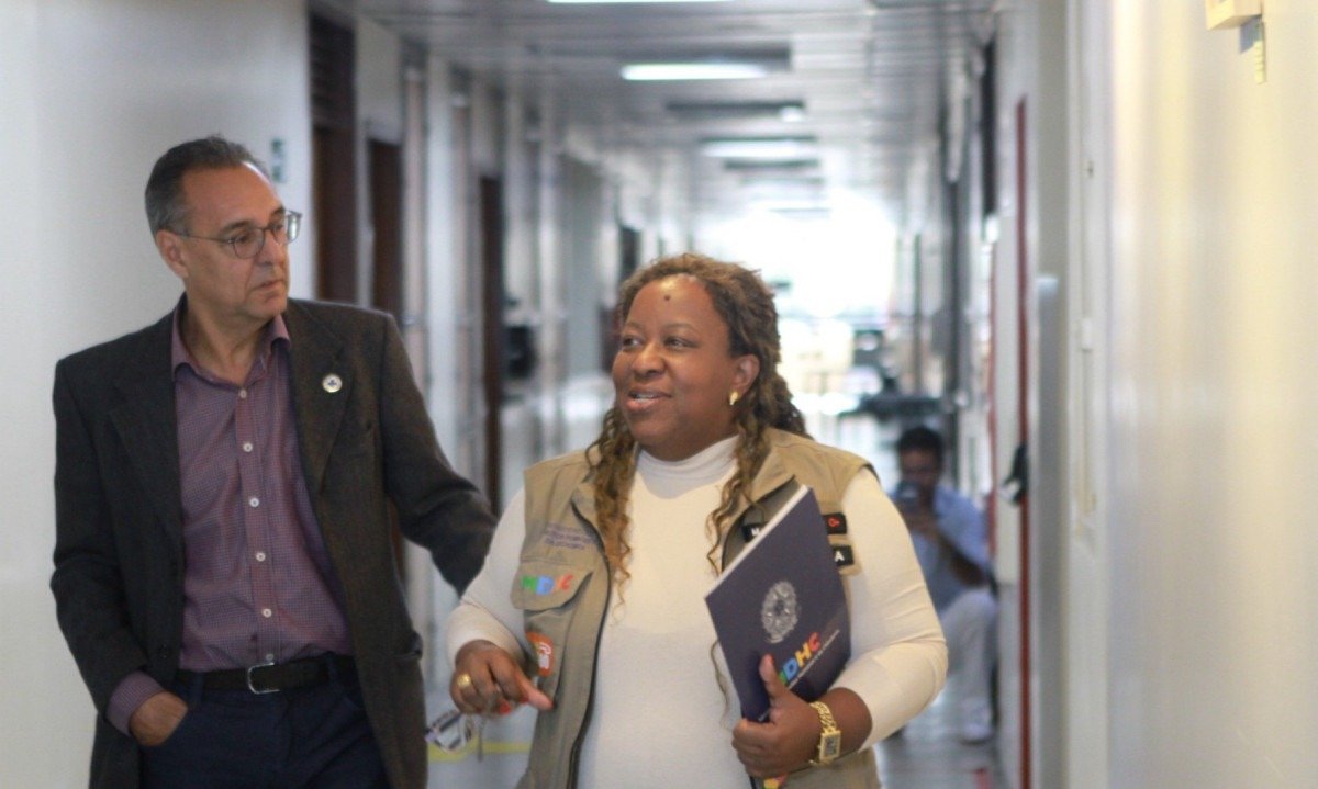 Na capital mineira, a ministra dos Direitos Humanos e da Cidadania, Macaé Evaristo participou do mutirão no Hospital das Clínicas da UFMG -  (crédito: Edésio Ferreira/EM/D.A Press)