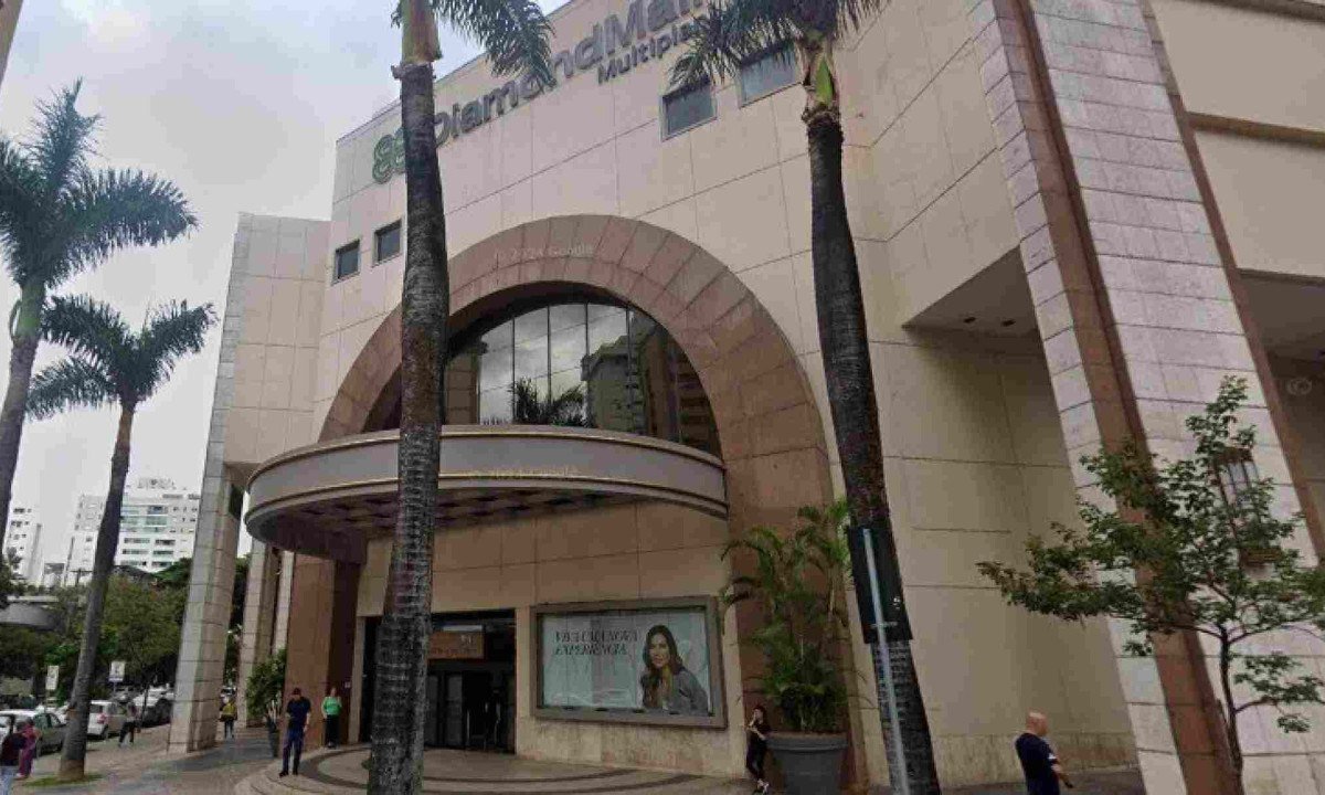 Mulher foi presa por furtar mais de R$ 1 mil em produtos de supermercado do shopping DiamondMall -  (crédito: Google Street View)