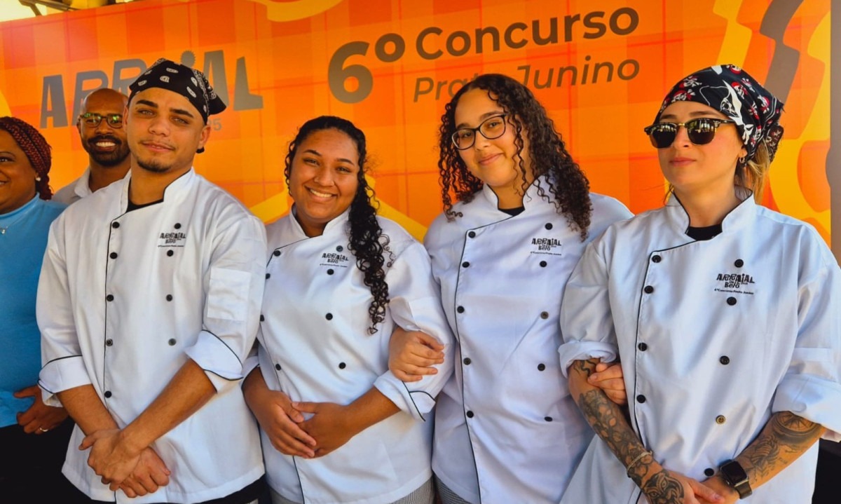 Grupo vencedor do Grupo Universitário Estácio com o prato "Angu do Céu"