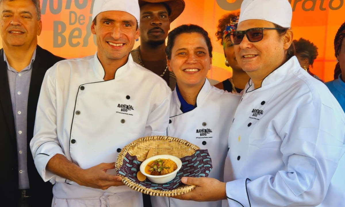 Fábio Melo, Flávia Baltazar e Vitor Martins celebram a vitória do "Angu de Costela", pela UniBH