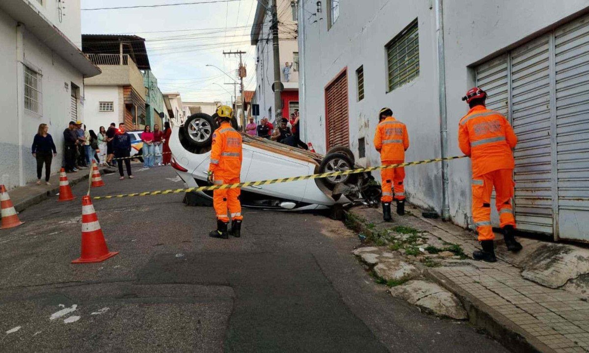 Carro capota depois de bater em outro veículo no centro de Varginha -  (crédito: Divulgação/CBMMG)