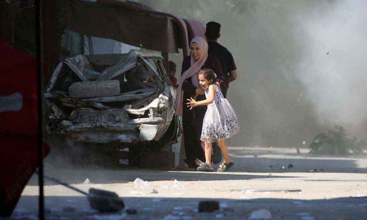 Mulher palestina tenta proteger sua filha durante ataque de Israel na área central de Gaza - (crédito: Eyad BABA/AFP) Mulher palestina tenta proteger sua filha durante ataque de Israel na área central de Gaza - (crédito: Eyad BABA/AFP)
