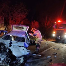 Colisão entre carro e caminhão mata jovem e deixa feridos na BR-251 - Divulgação/Corpo de Bombeiros