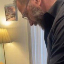 Homem acha presente ‘esquecido’ por 46 anos na parede de banheiro -  Reprodução/Instagram