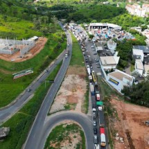 Congestionamento na BR-381 na altura de Sabará, Grande BH, um dos pontos em que a área urbana aumenta a pressão, o tráfego e os riscos -  (crédito: Alexandre Guzanshe/EM/D.A Press)