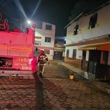 Vídeo: homem ateia fogo em companheira e se joga do terceiro andar em Minas - PMMG/Divulgação