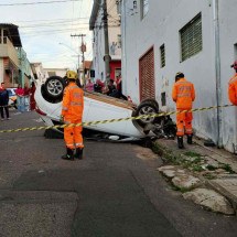 Capotamento no centro de Varginha deixa uma mulher ferida - Divulgação/CBMMG