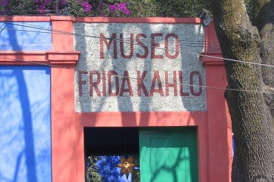 Em um comunicado para a imprensa, Hilda Trujillo, ex-diretora dos museus Diego Rivera Anahuacalli e Frida Kahlo Casa Azul, denunciou que ao menos dez obras de Frida Khalo foram roubadas e comercializadas de forma fraudulenta. 
 -  (crédito: Peter Andersen/Wikimedia Commons)