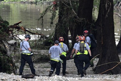 Equipe de busca e resgate procura meninas que desapareceram em uma enchente no Texas -  (crédito: RONALDO SCHEMIDT / AFP)