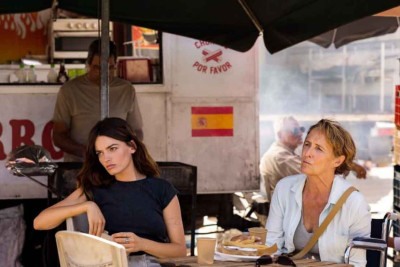 Mackey faz Sofia, a filha que acompanha a mãe Rose, vivida por Fiona, em busca de cura em um balneário popular da Espanha
 -  (crédito: O2 Filmes/Divulgação)