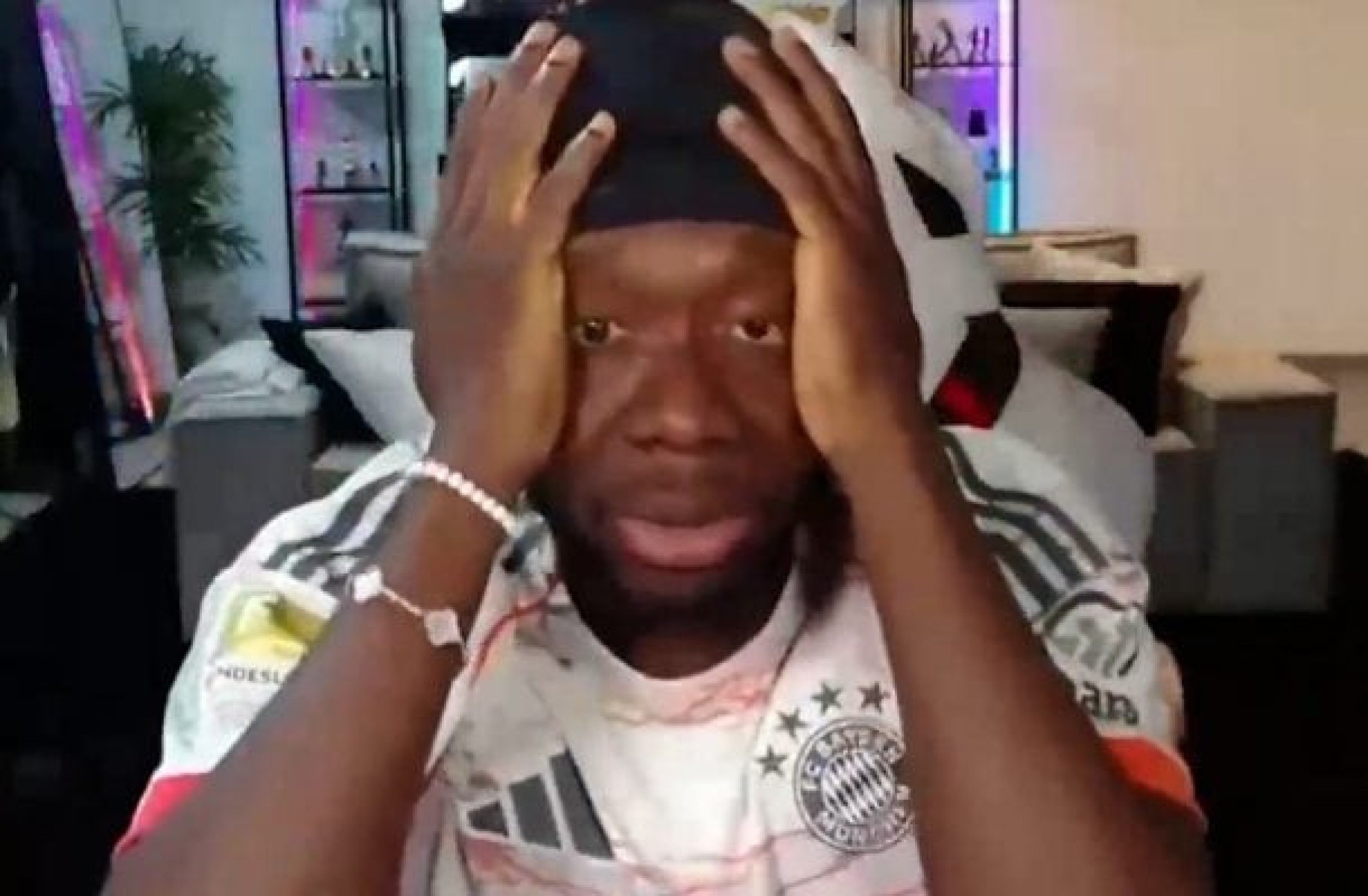 Companheiro de Bayern, Davies se desespera ao vivo com lesão de Musiala