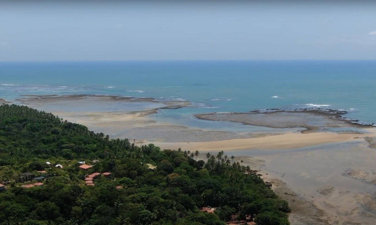 Praia do Moreré (BA): Localizada em Boipeba, é acessível por barco e tem águas rasas e calmas, sendo um refúgio paradisíaco para quem quer relaxar. 